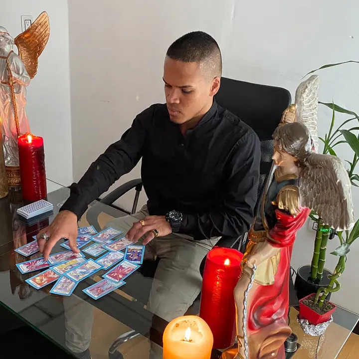Maestro Miguel Ángel Ruiz en su consultorio